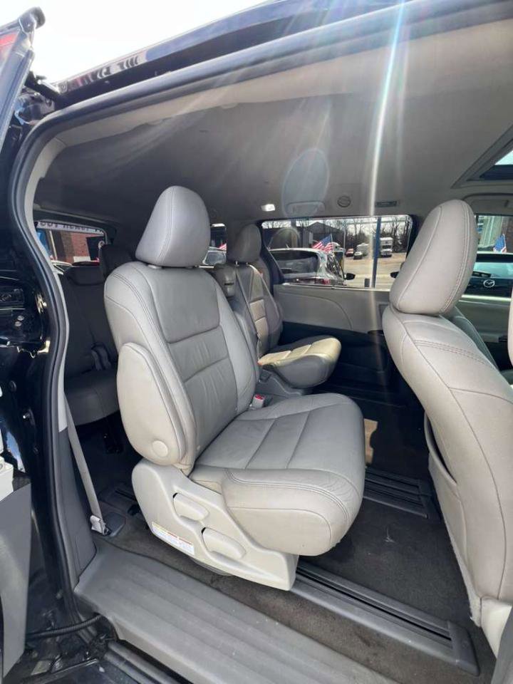 Used 2017 Toyota Sienna XLE w/ XLE Navigation Package image 23