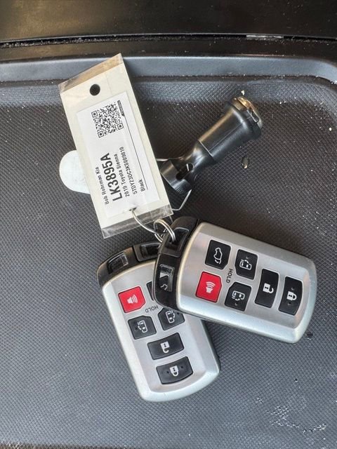 Used 2019 Toyota Sienna XLE FWD image 21