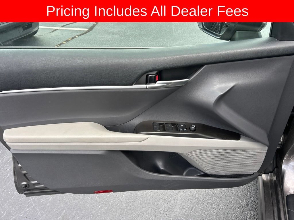 Used 2022 Toyota Camry SE FWD image 3