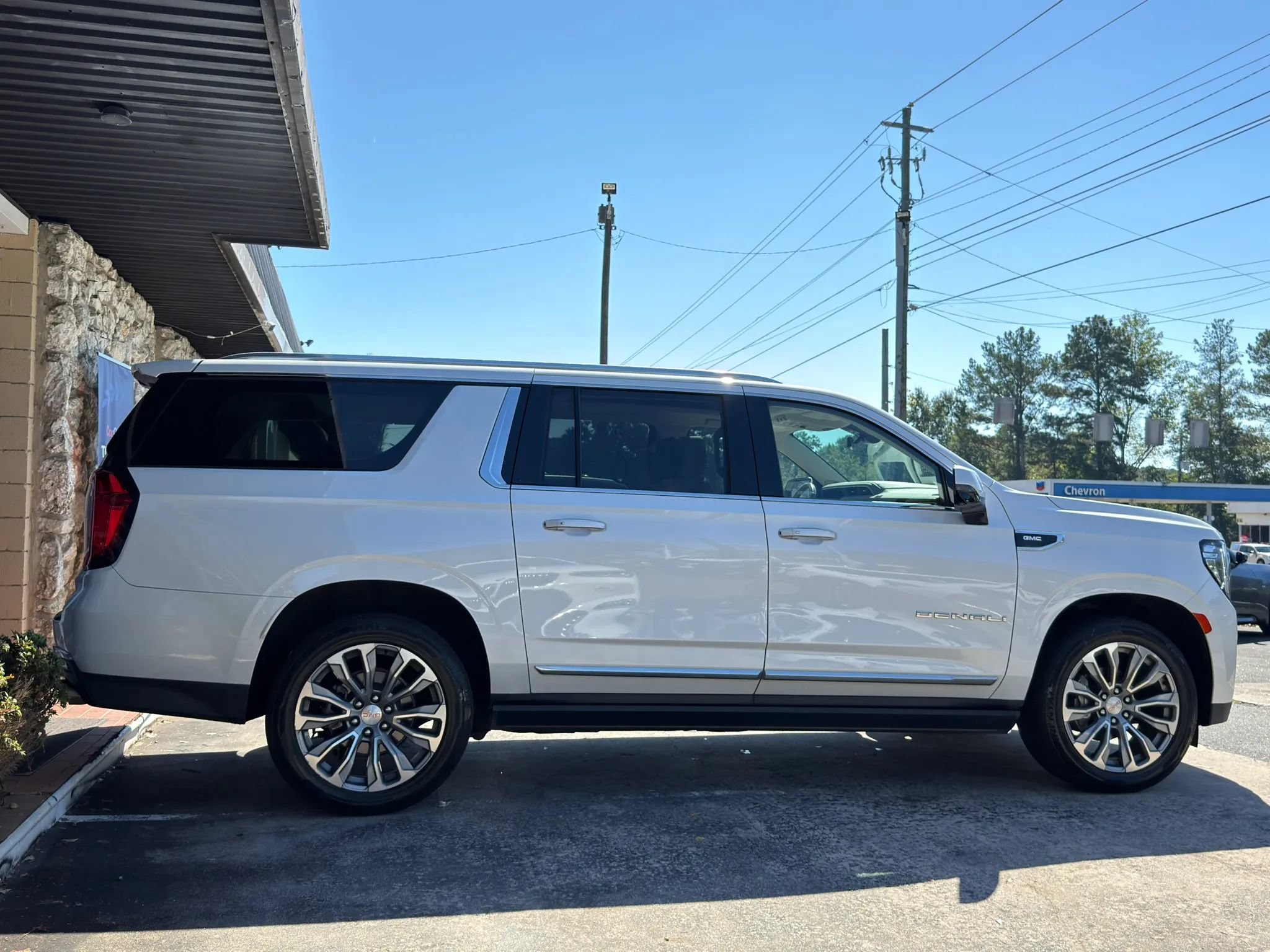 Used 2021 GMC Yukon XL Denali w/ Denali Premium Package RWD image 5