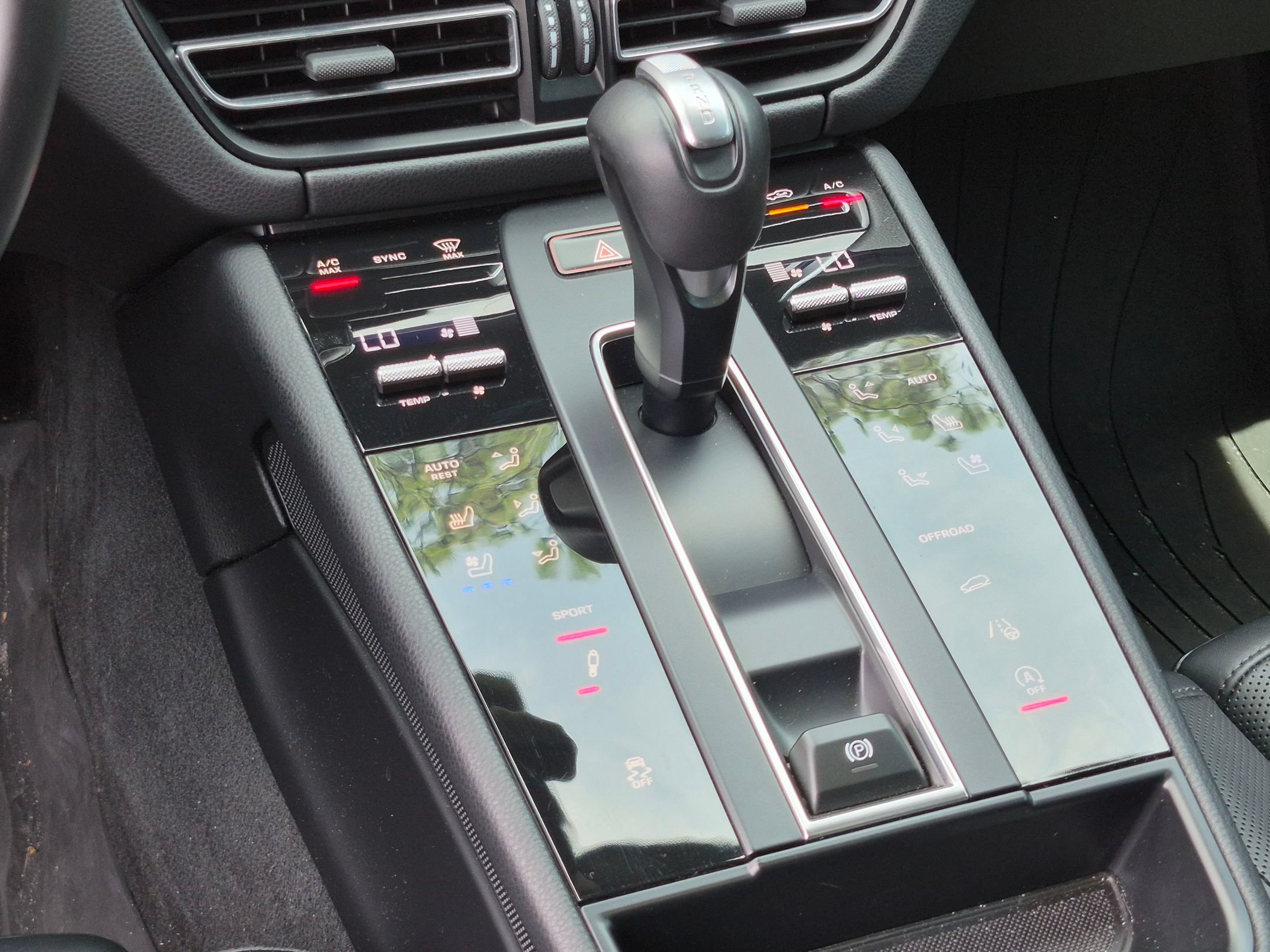 Certified 2024 Porsche Macan S AWD/4WD image 17