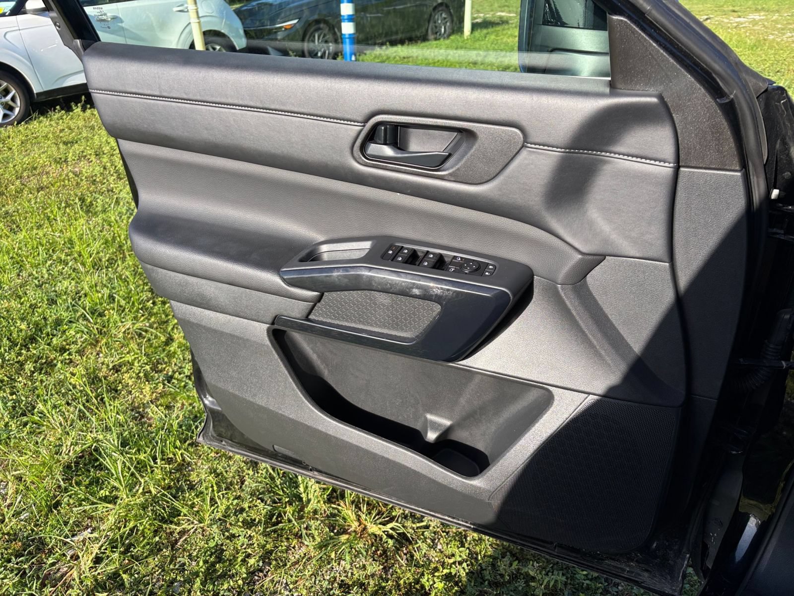 Used 2025 Nissan Pathfinder SV FWD image 18