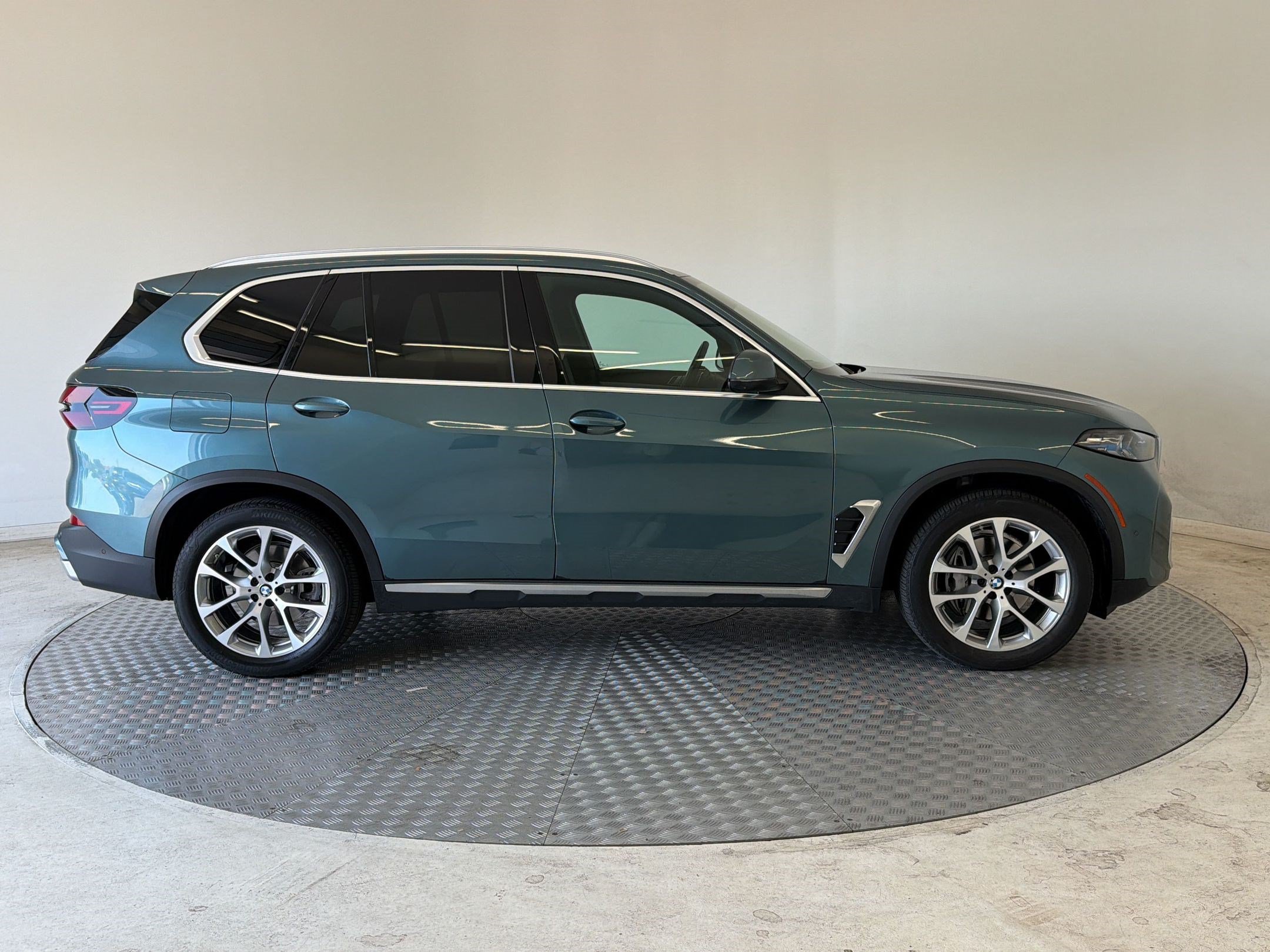 Used 2024 BMW X5 xDrive40i w/ Premium Package AWD/4WD image 8