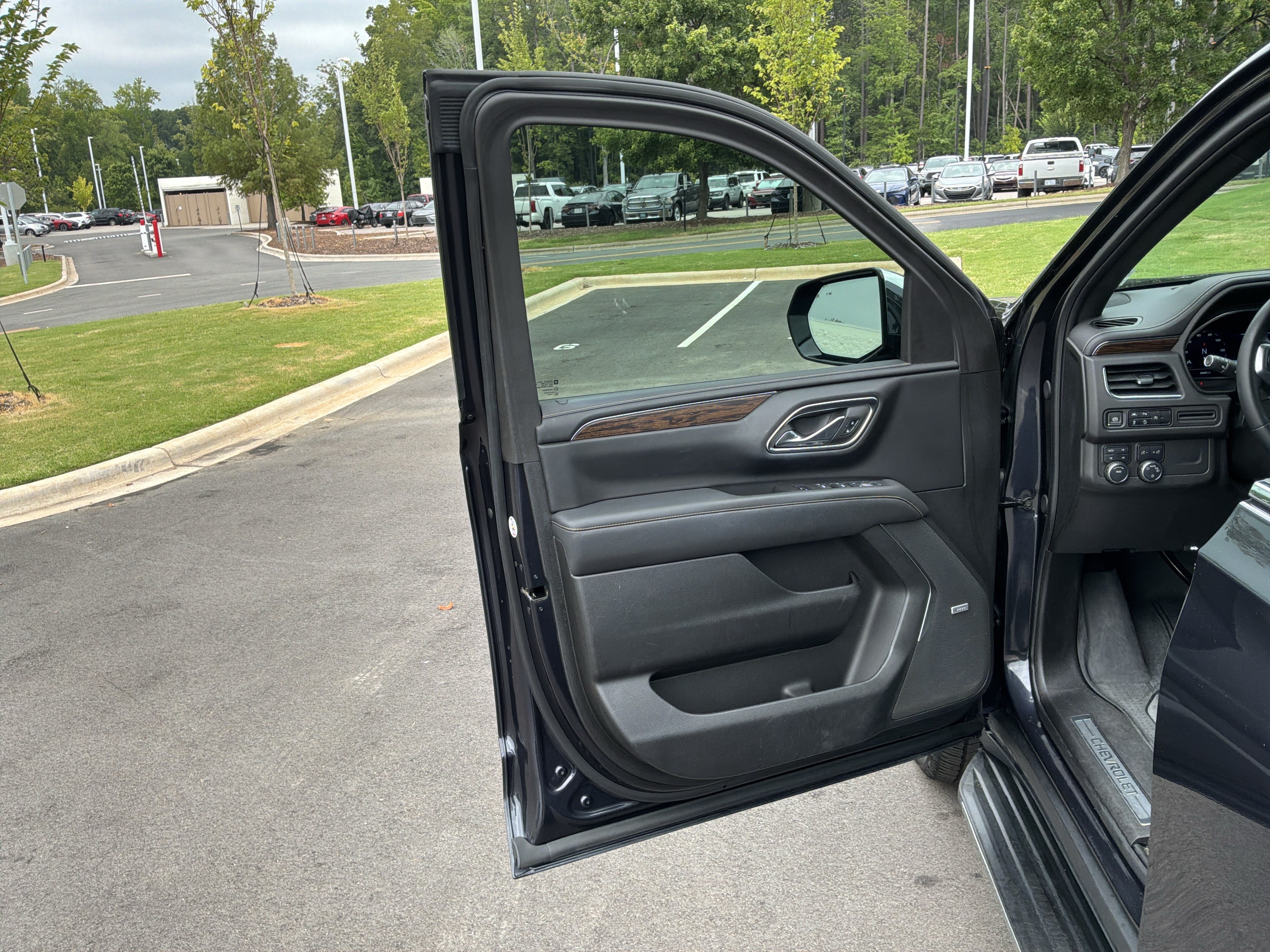 Used 2023 Chevrolet Tahoe Premier AWD/4WD image 14