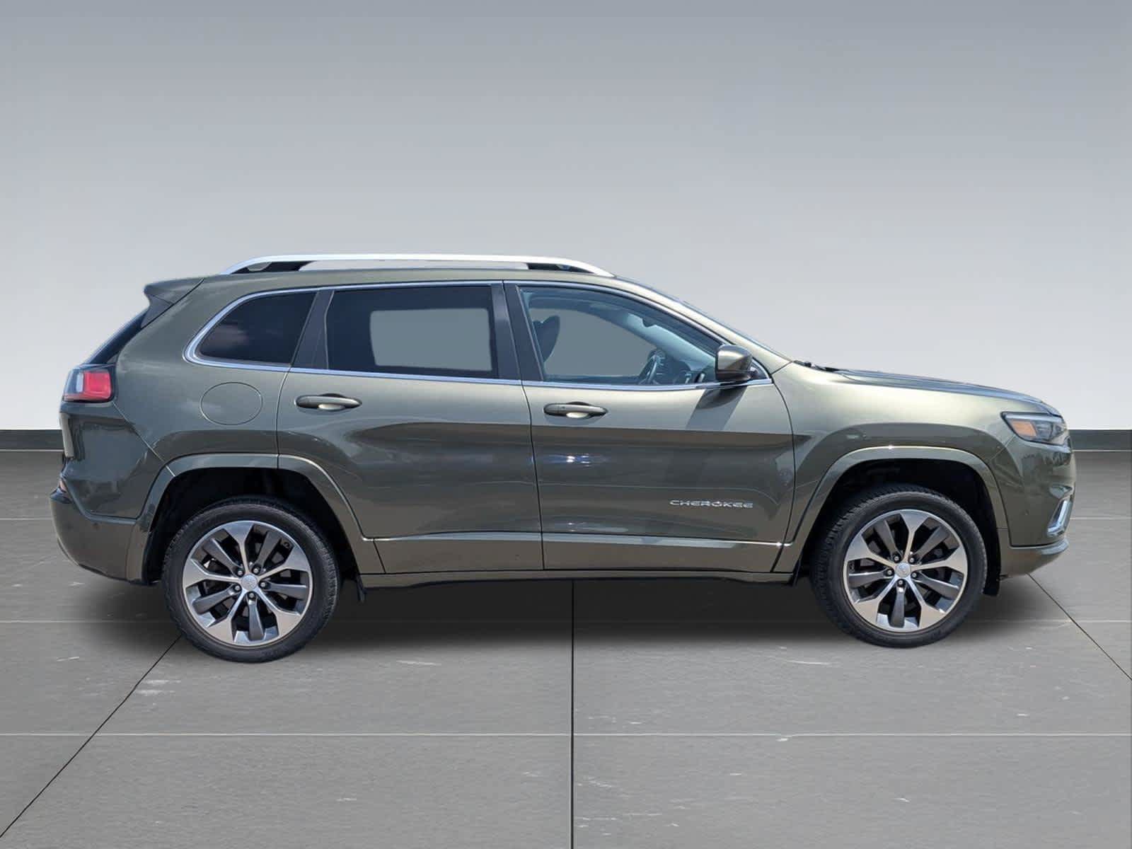 Used 2019 Jeep Cherokee Overland w/ Technology Group AWD/4WD image 6