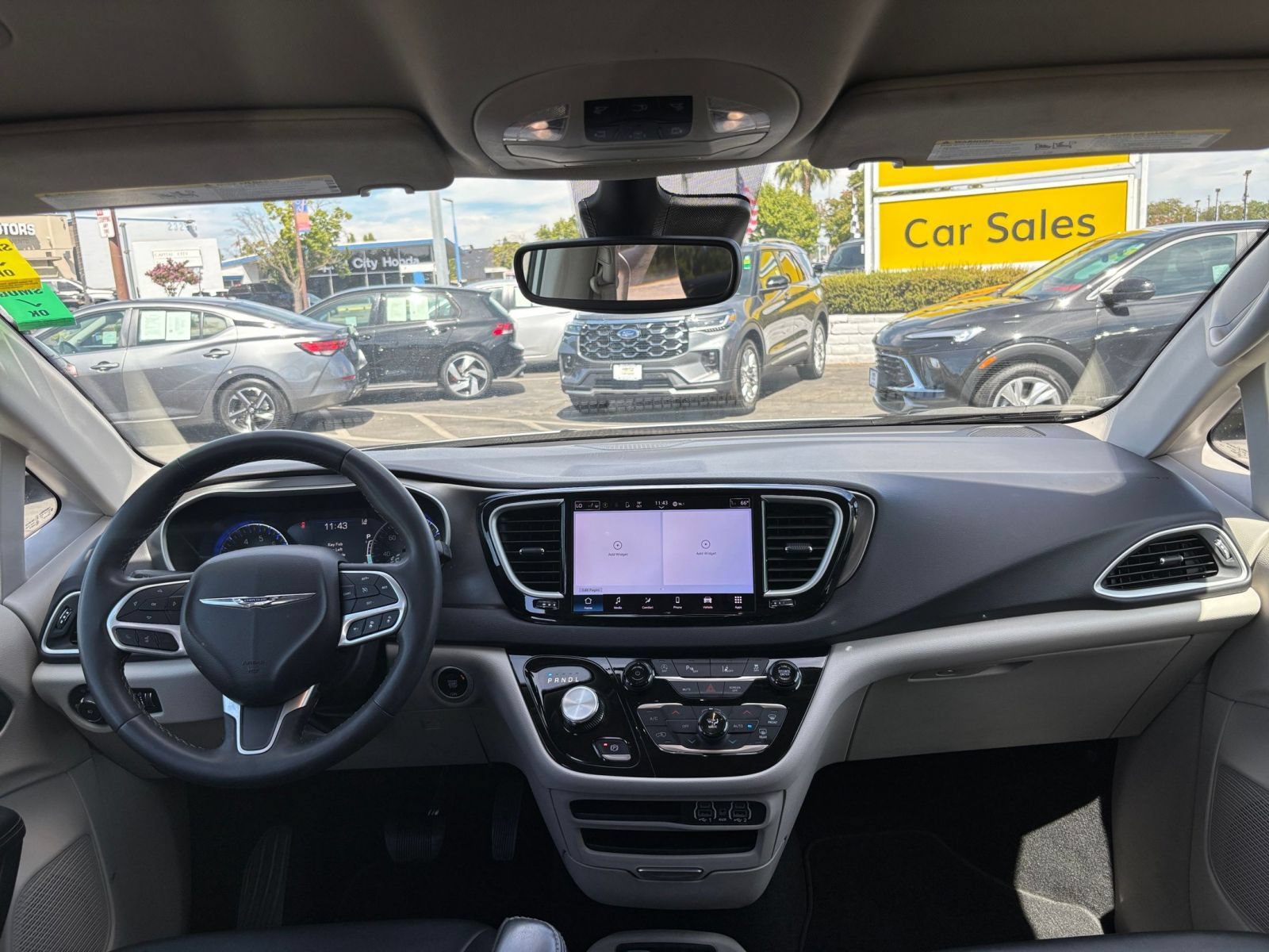 Used 2024 Chrysler Pacifica Touring-L FWD image 35