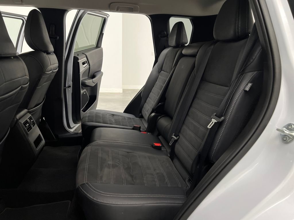 Used 2025 Mitsubishi Outlander SE image 12