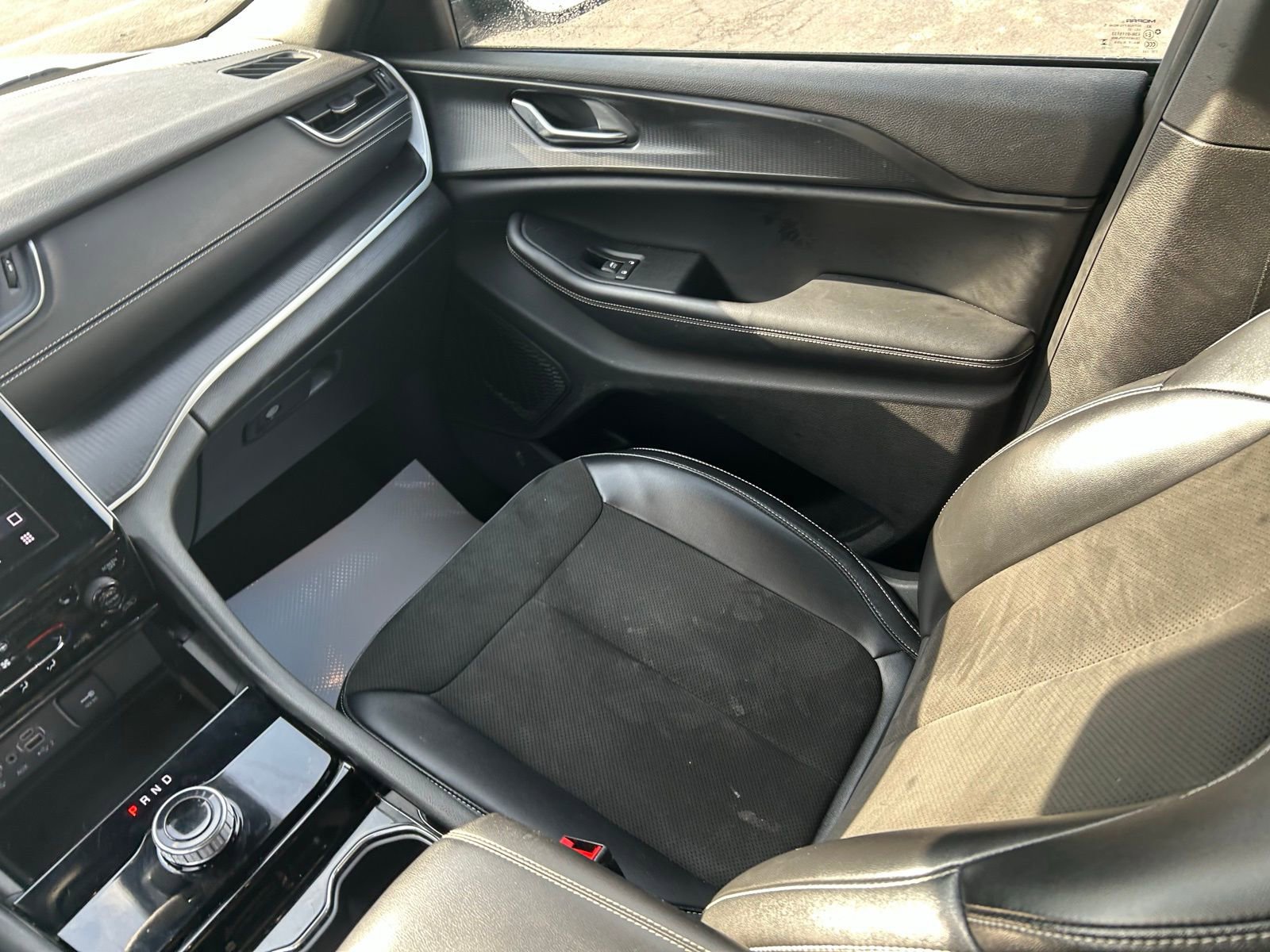 Used 2023 Jeep Grand Cherokee L Laredo image 27