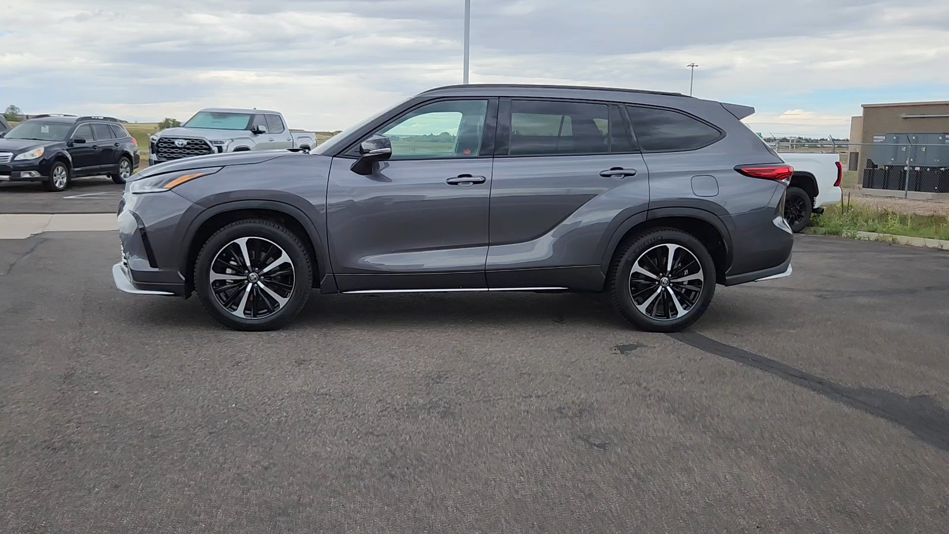 Used 2022 Toyota Highlander XSE FWD image 2