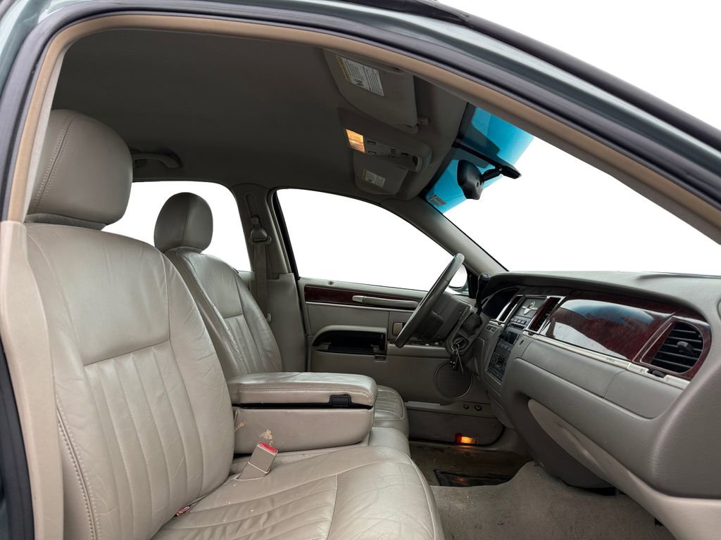 Used 2005 Lincoln Town Car Signature image 14