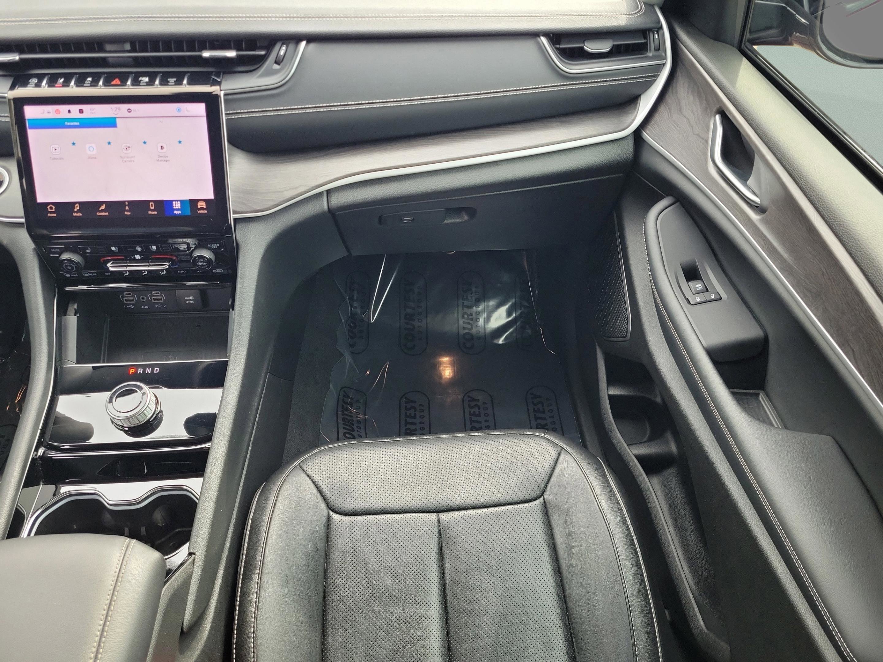 Used 2023 Jeep Grand Cherokee L Limited w/ Luxury Tech Group II image 15