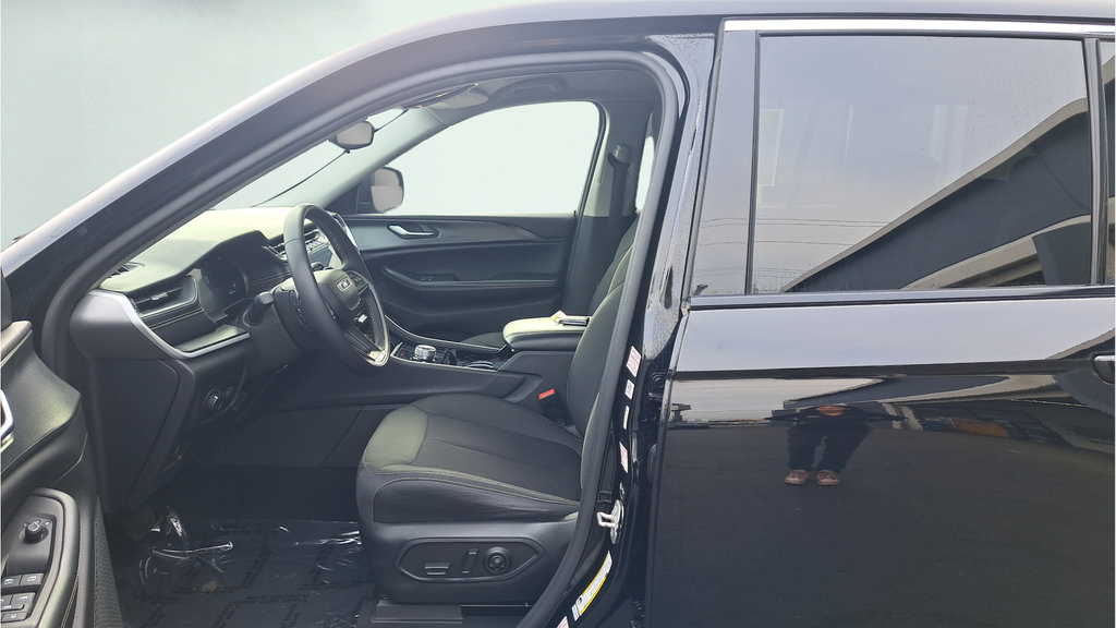 Used 2023 Jeep Grand Cherokee Laredo AWD/4WD image 10