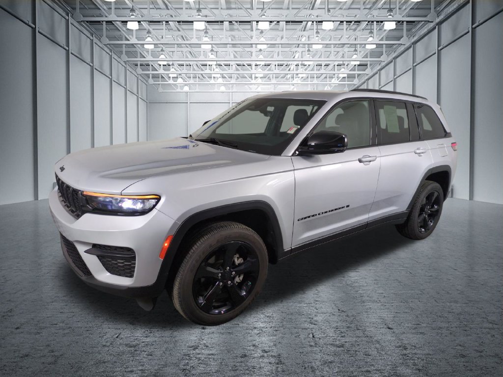 Used 2025 Jeep Grand Cherokee Altitude AWD/4WD image 1