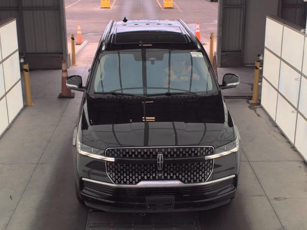 Used 2025 Lincoln Navigator Reserve AWD/4WD image 3