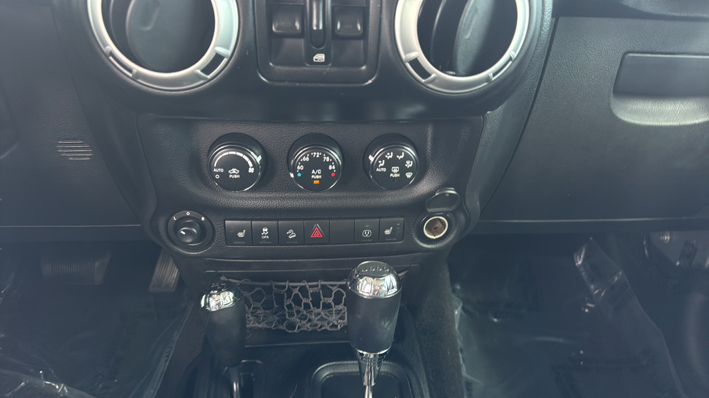 Used 2013 Jeep Wrangler Unlimited Sahara w/ Connectivity Group AWD/4WD image 28