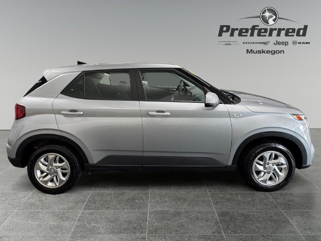 Used 2022 Hyundai Venue SE FWD image 8