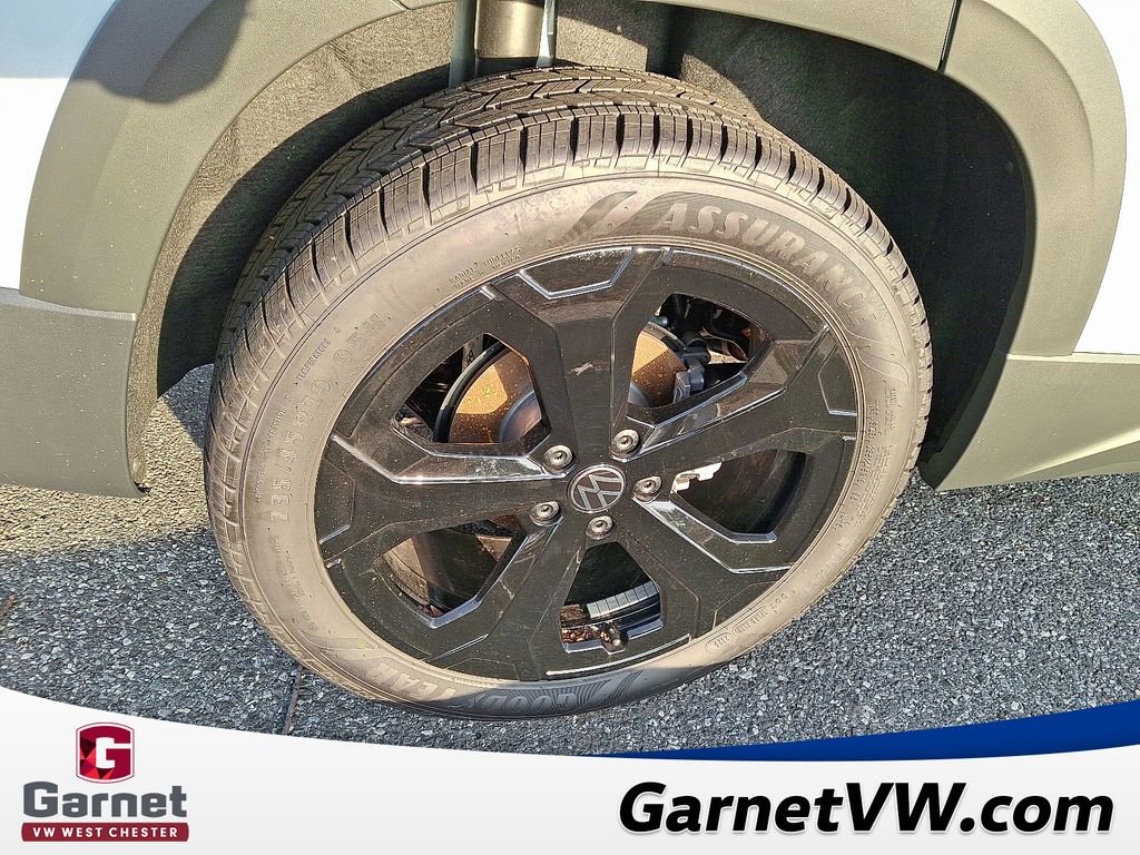 Certified 2025 Volkswagen Taos SE image 9