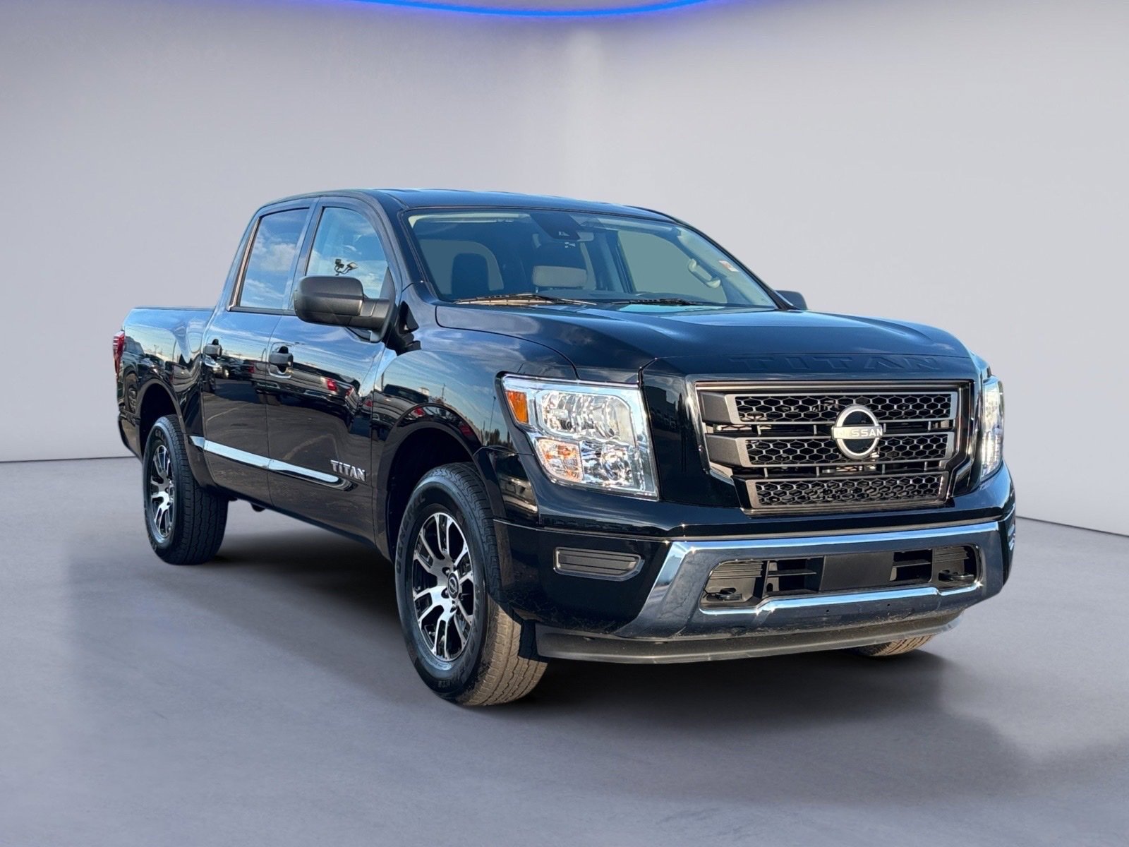 Used 2024 Nissan Titan SV image 10