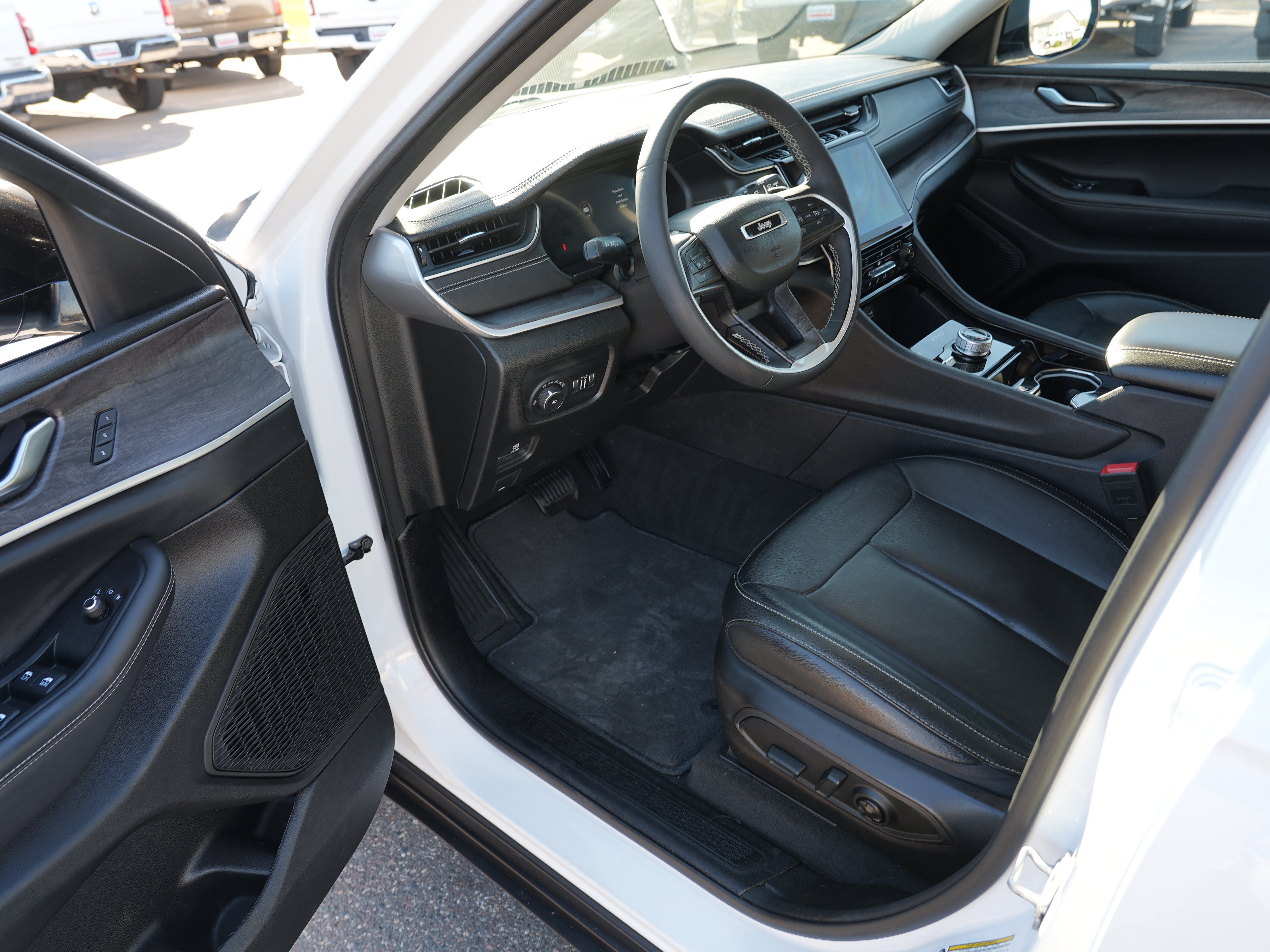 Used 2023 Jeep Grand Cherokee Limited AWD/4WD image 13