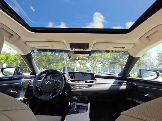 Used 2019 Lexus ES 300h Ultra Luxury w/ Accessory Package 2 FWD image 19