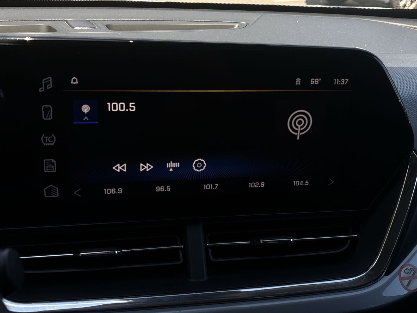 Used 2025 Chevrolet Trax LT FWD image 18