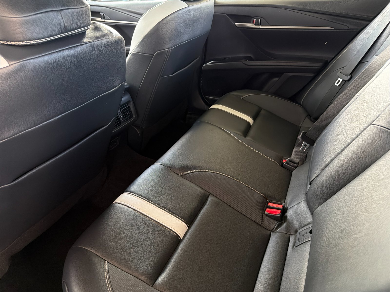 Used 2025 Toyota Camry SE w/ Convenience Package FWD image 11