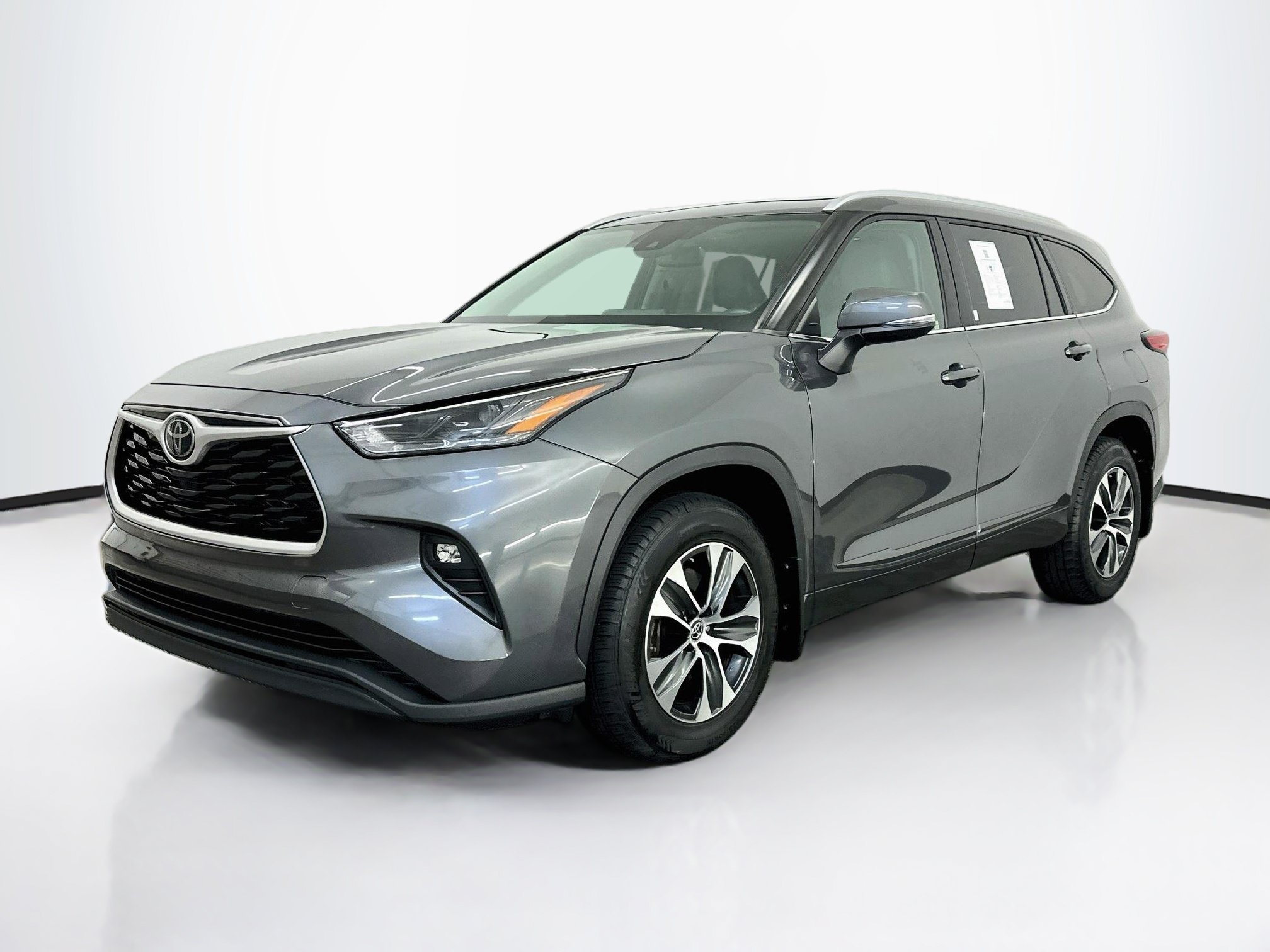 Used 2022 Toyota Highlander XLE AWD/4WD image 3