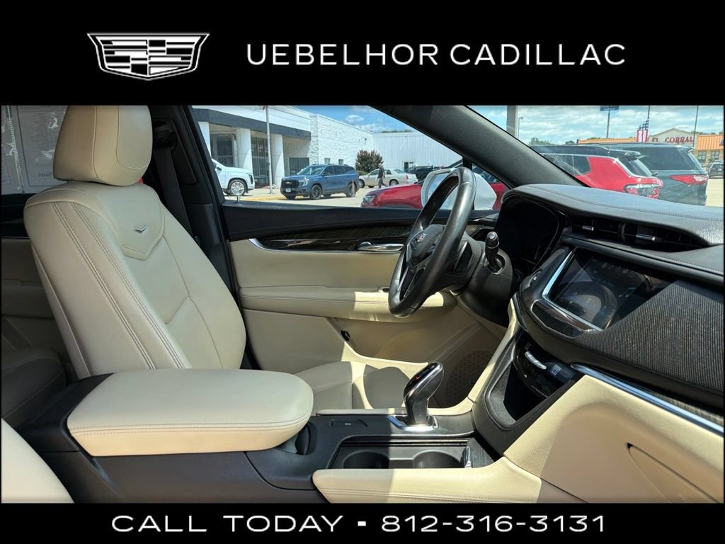 Used 2017 Cadillac XT5 FWD image 2