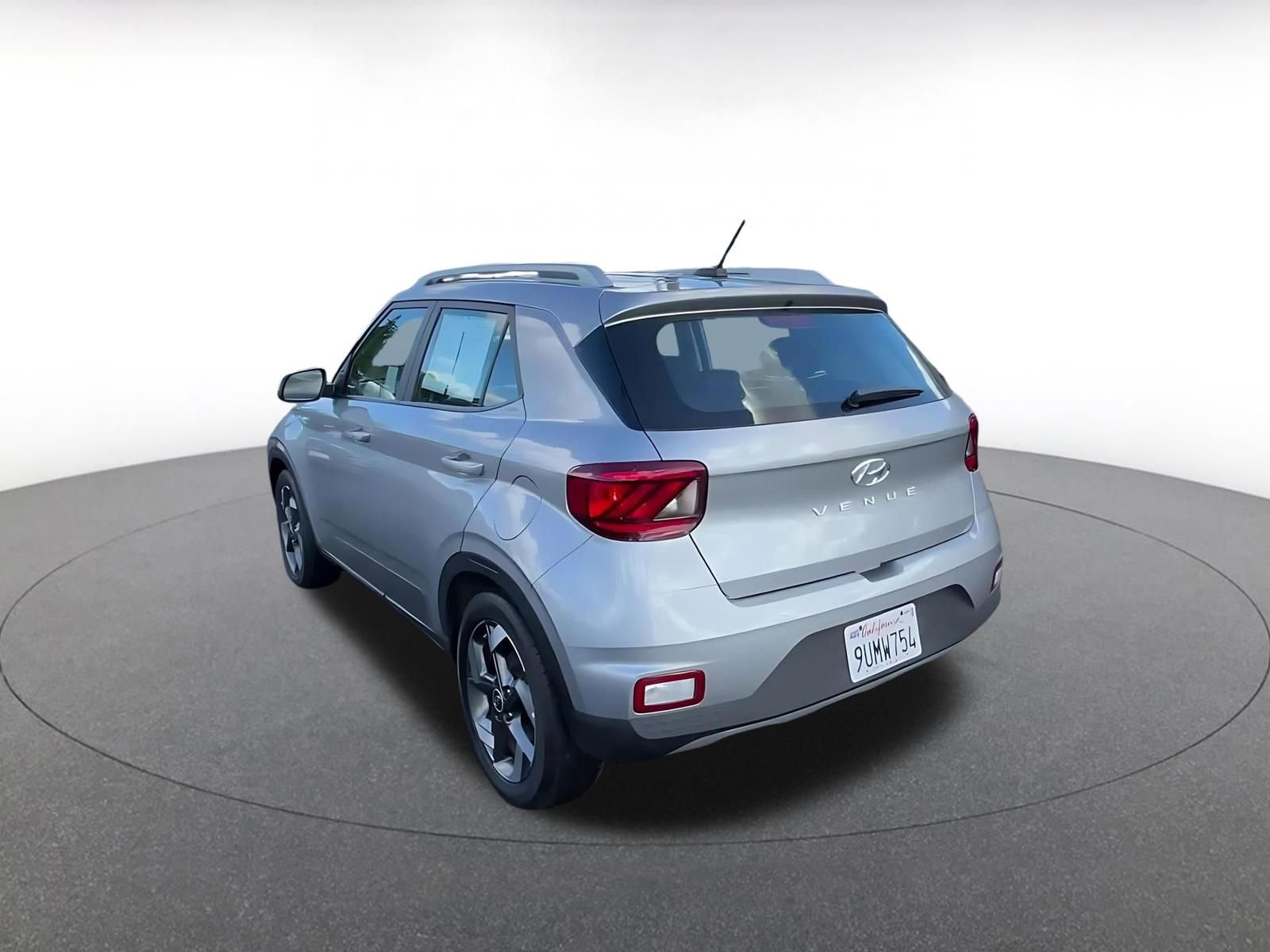 Used 2025 Hyundai Venue SEL FWD image 11