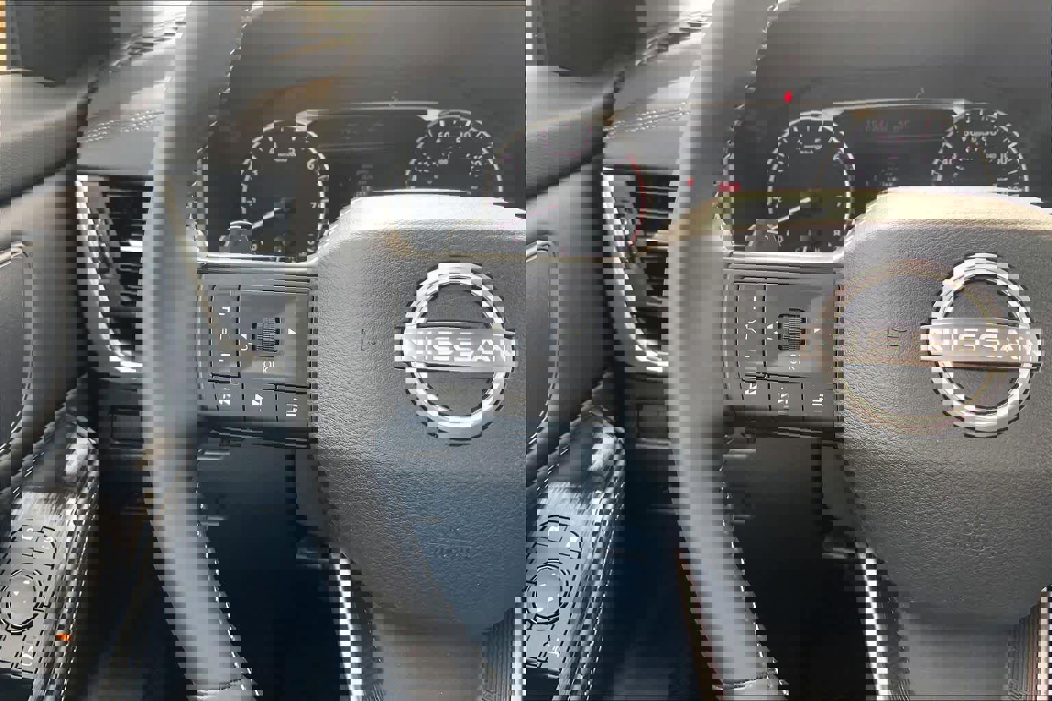 Used 2025 Nissan Rogue SV w/ SV Premium Package image 17