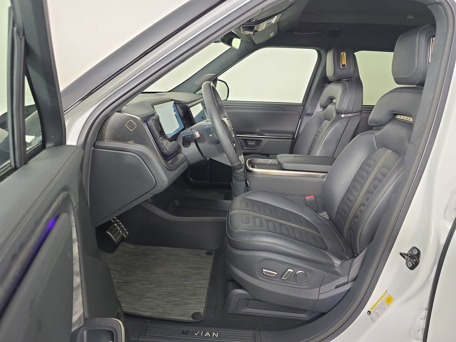 Used 2022 Rivian R1T Adventure image 20