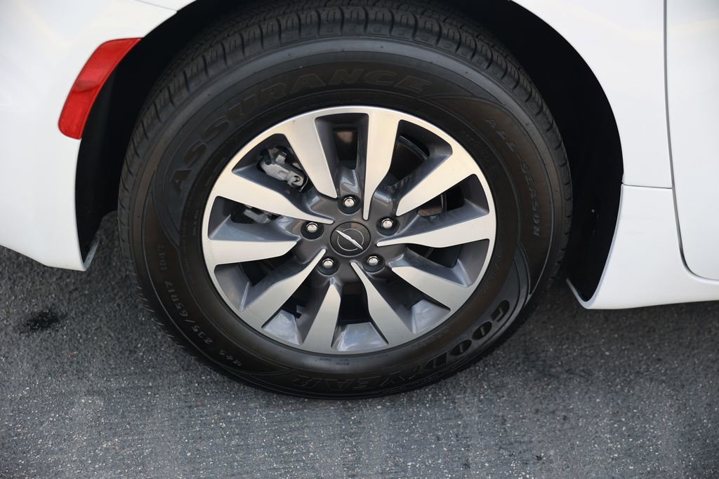 Used 2023 Chrysler Pacifica Touring-L w/ Uconnect Theater Family Group FWD image 9