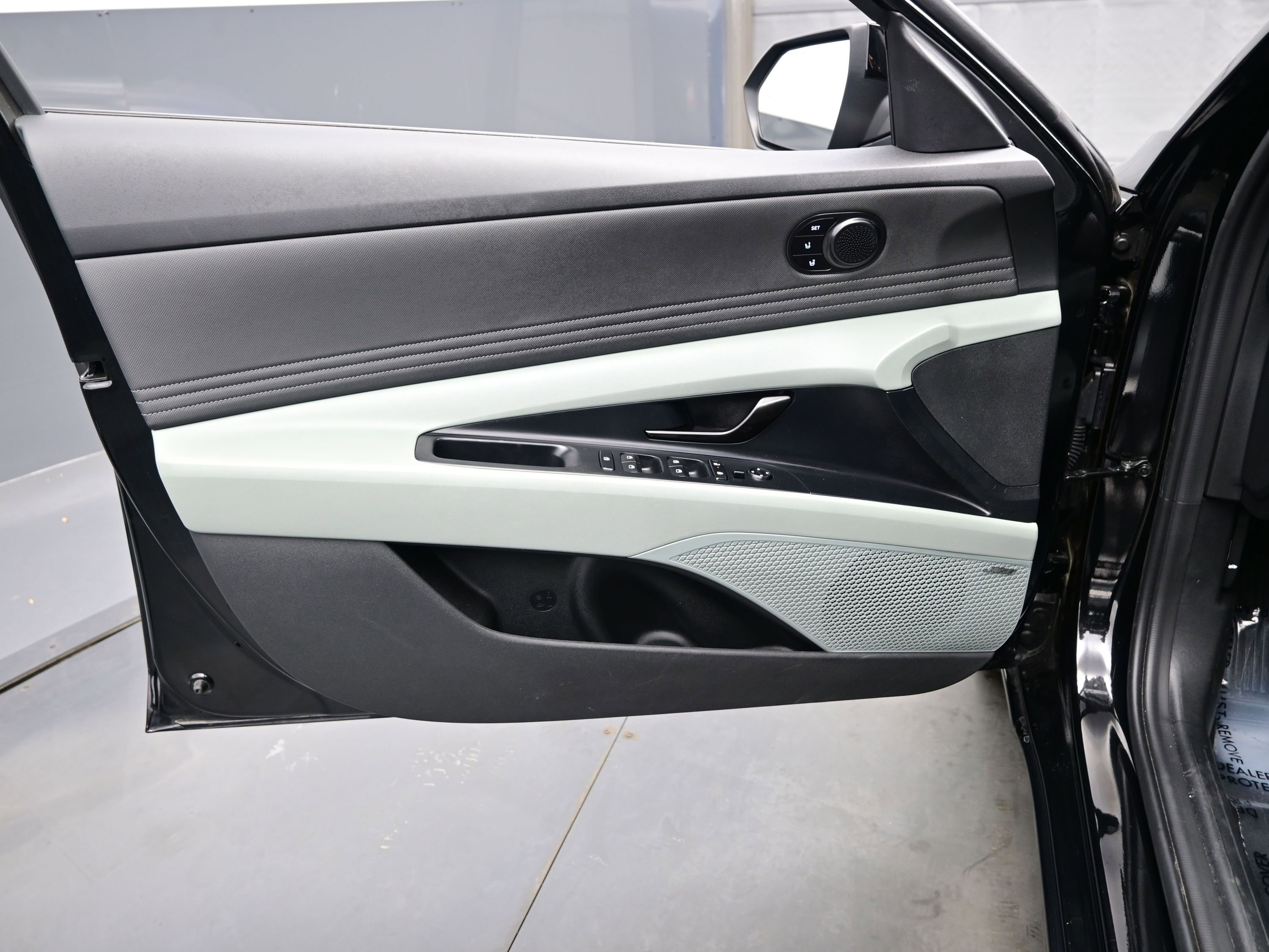 Certified 2025 Hyundai Elantra Limited image 9