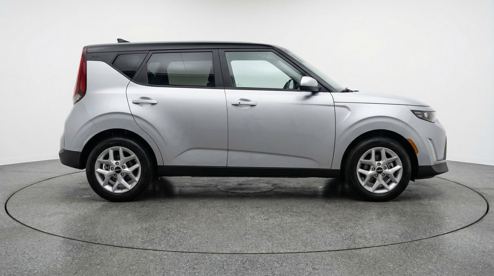 Used 2025 Kia Soul LX w/ LX Technology Package FWD image 9