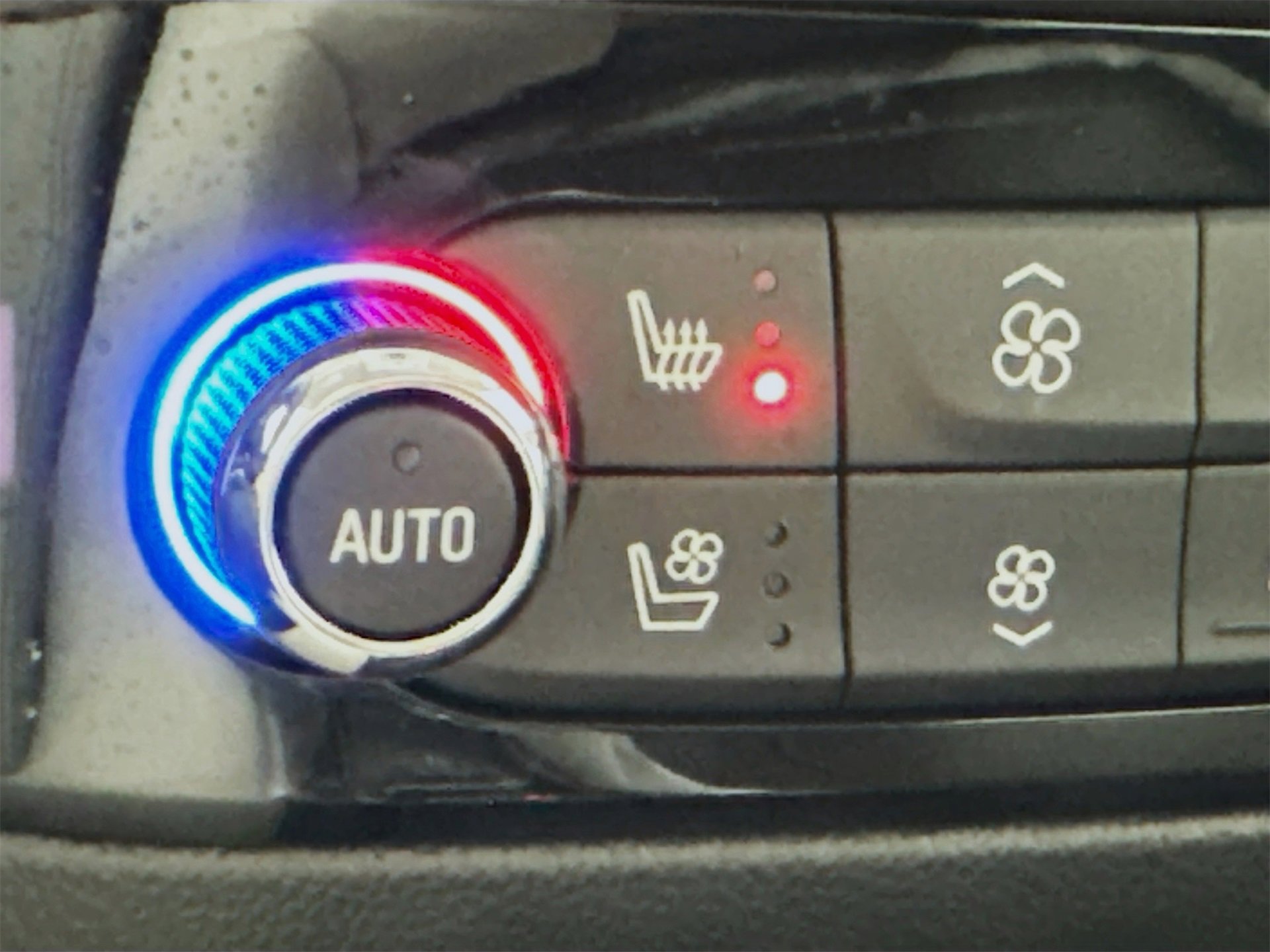 Used 2024 Buick Enclave Avenir w/ Avenir Technology Package image 22