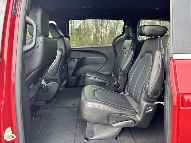 Used 2025 Chrysler Pacifica Select image 21