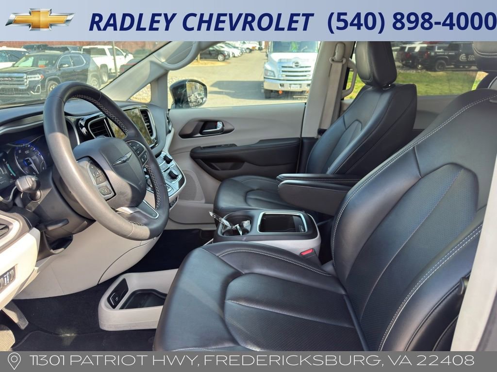Used 2024 Chrysler Pacifica Touring-L FWD image 15