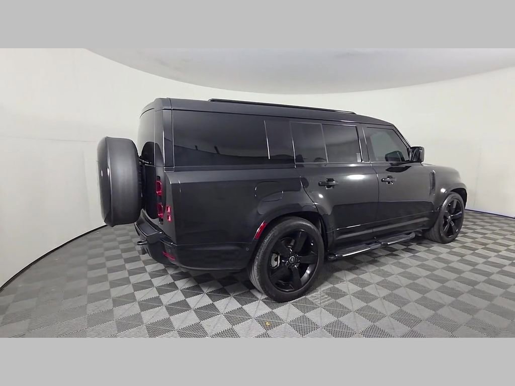 Used 2025 Land Rover Defender 130 X-Dynamic SE image 39