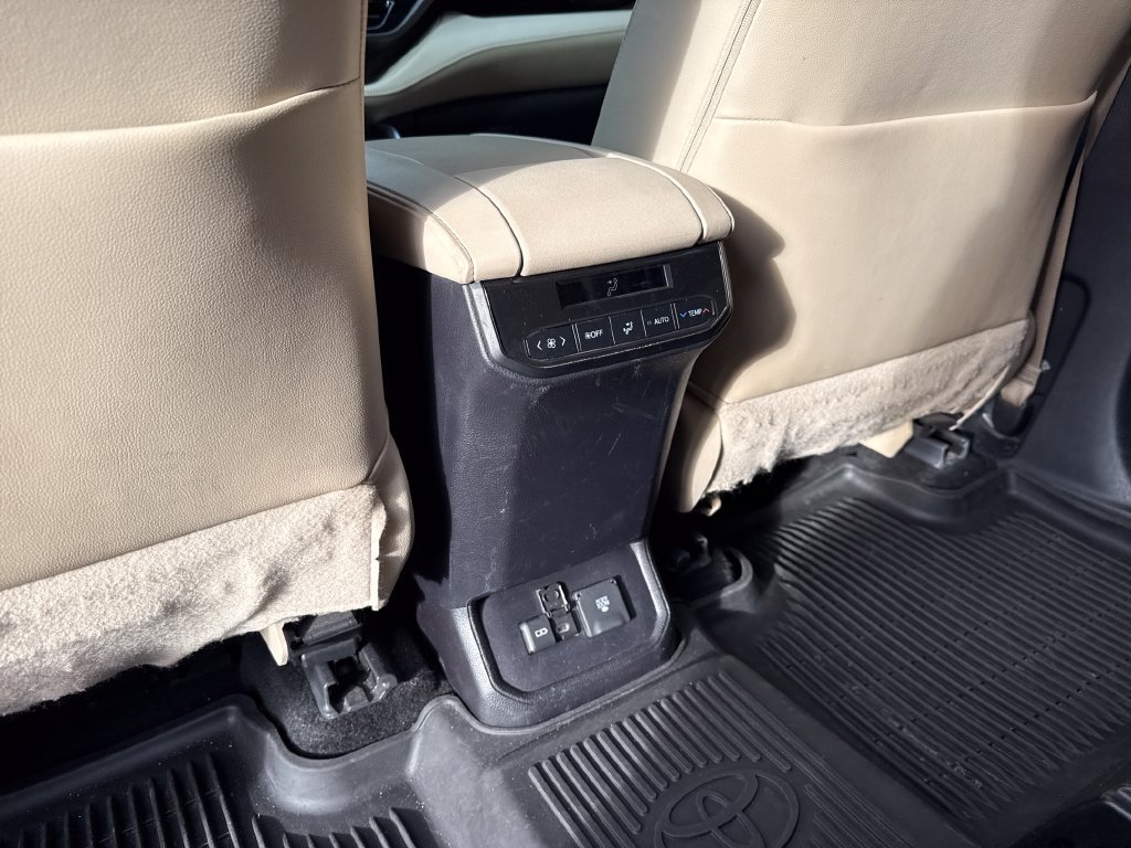 Used 2023 Toyota Highlander Limited AWD/4WD image 22