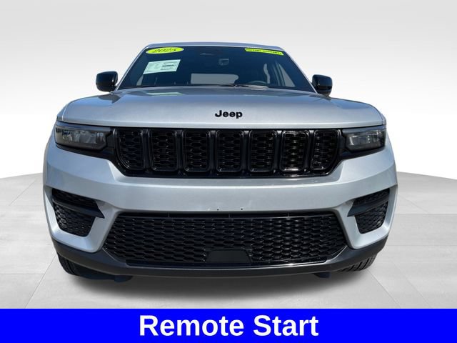 Used 2025 Jeep Grand Cherokee Altitude AWD/4WD image 8