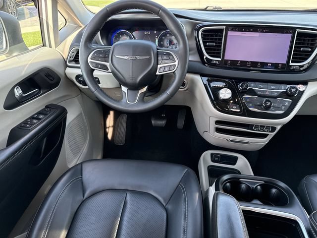 Used 2023 Chrysler Pacifica Touring-L FWD image 10