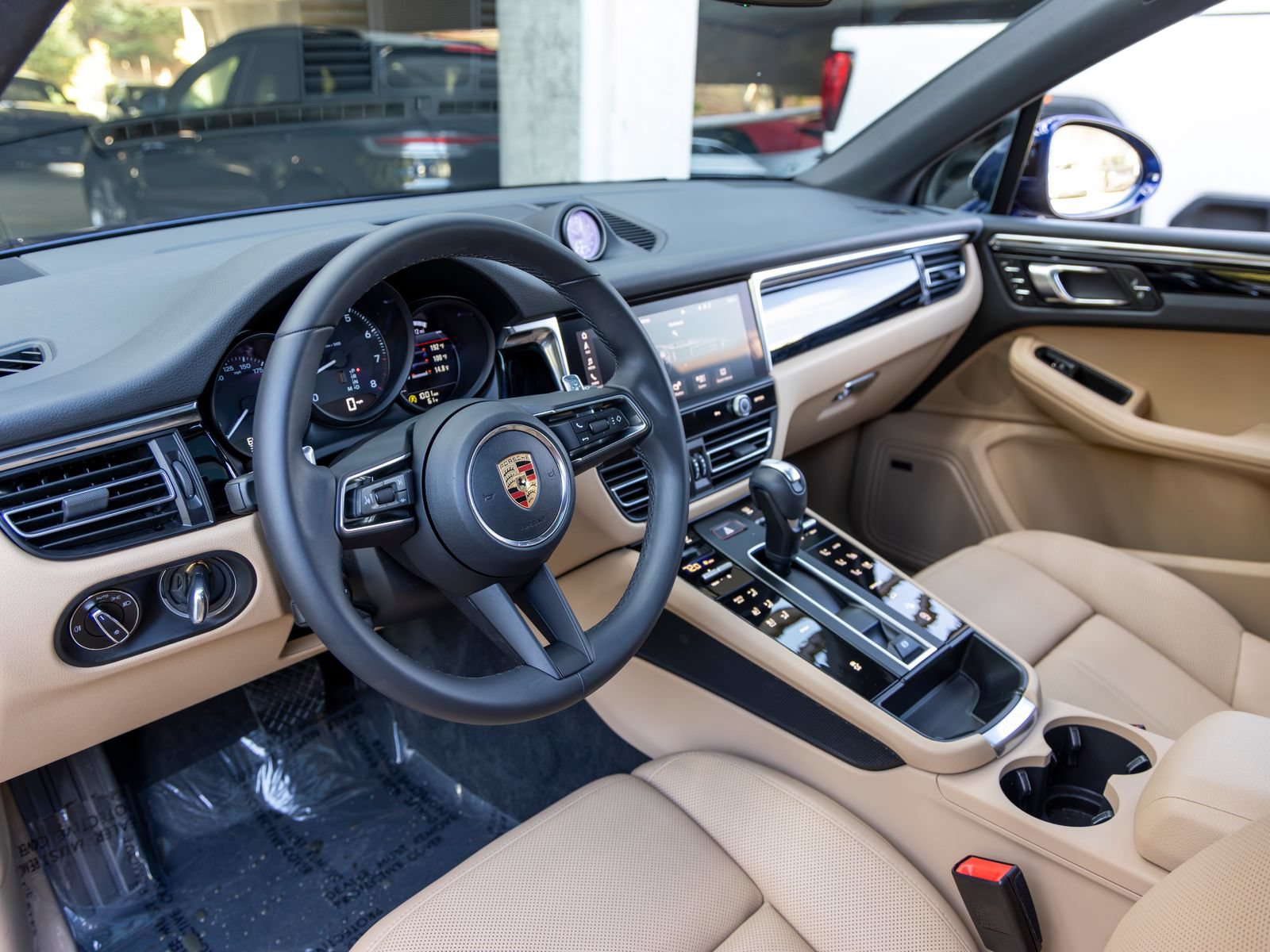 Certified 2026 Porsche Macan AWD/4WD image 4