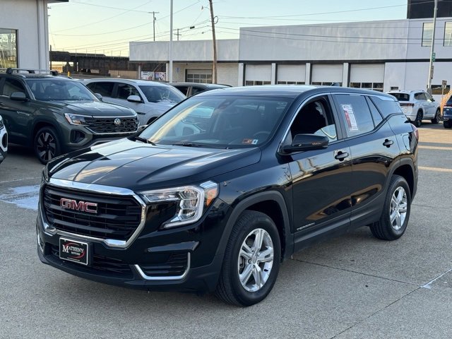 Used 2024 GMC Terrain SLE image 1