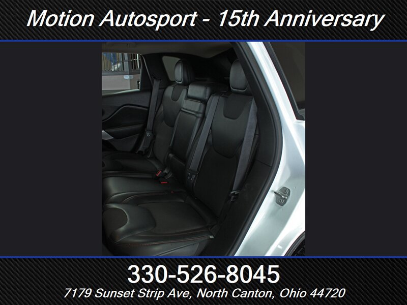 Used 2017 Jeep Cherokee Trailhawk AWD/4WD image 31