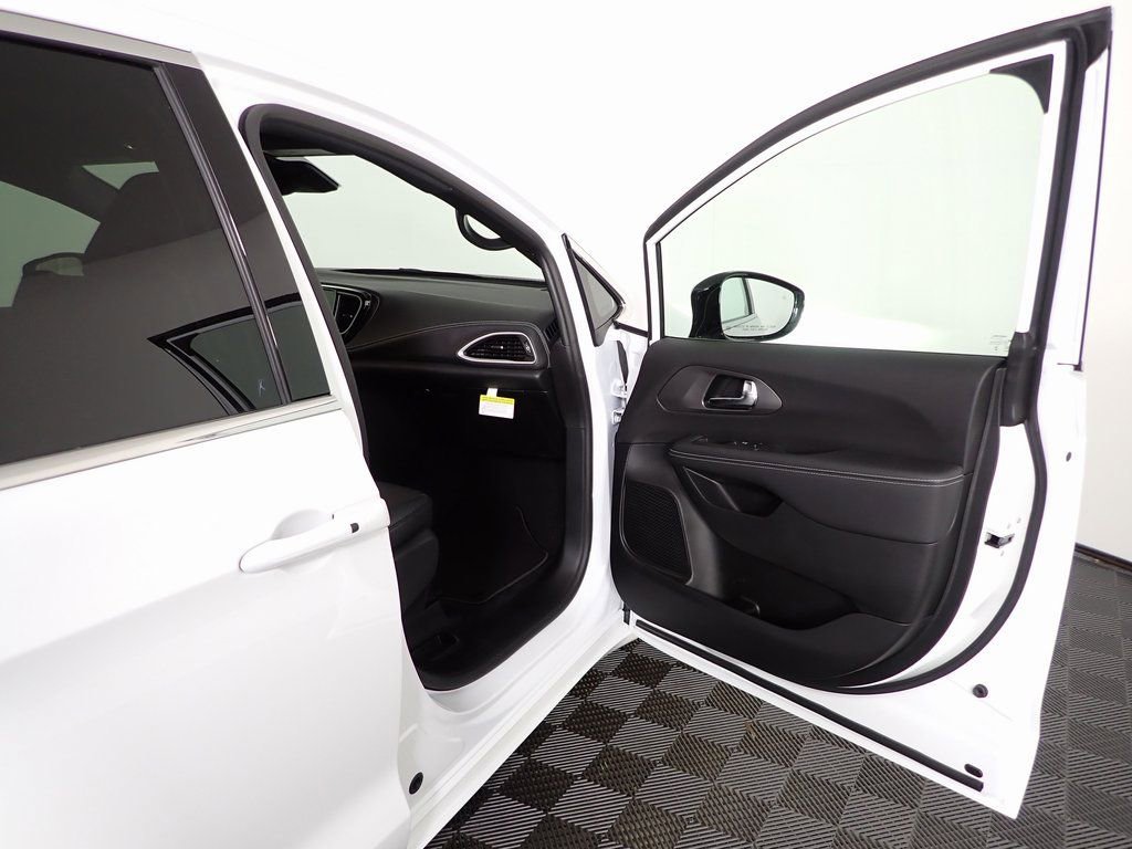 New 2026 Chrysler Pacifica Select image 32