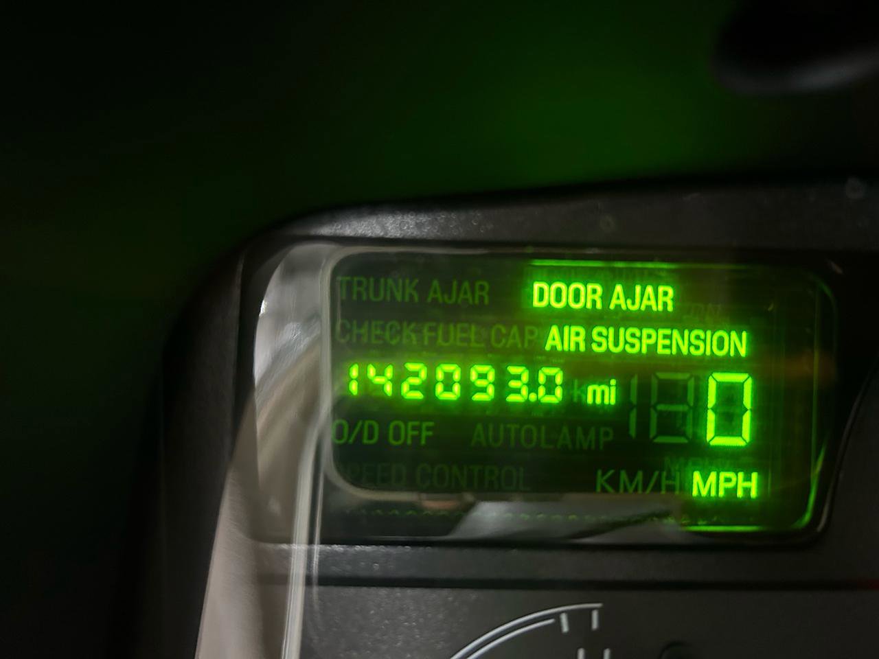 Used 2004 Lincoln Town Car Ultimate RWD image 19