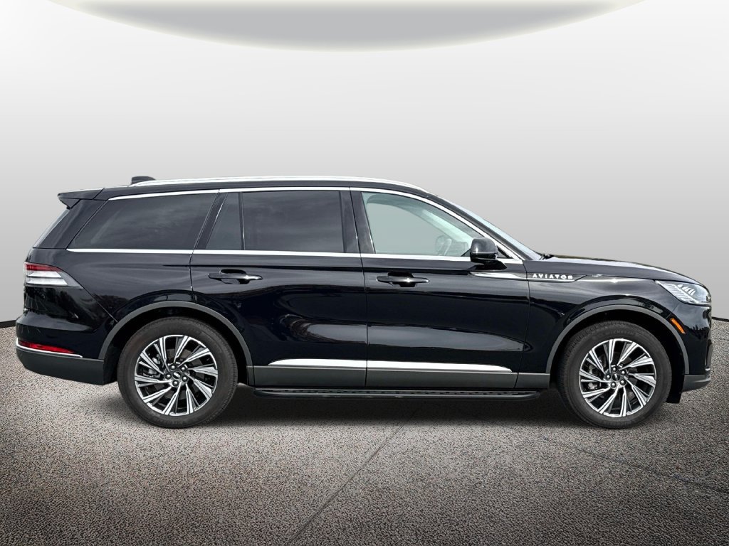 Used 2025 Lincoln Aviator AWD image 4
