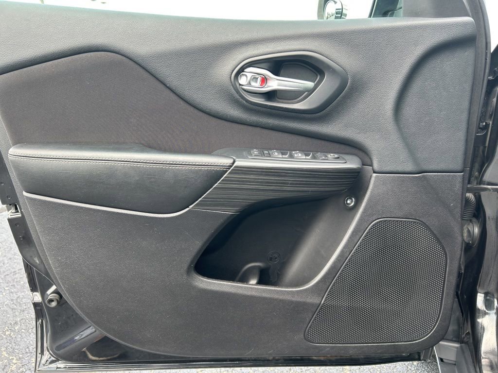 Used 2015 Jeep Cherokee Latitude image 12