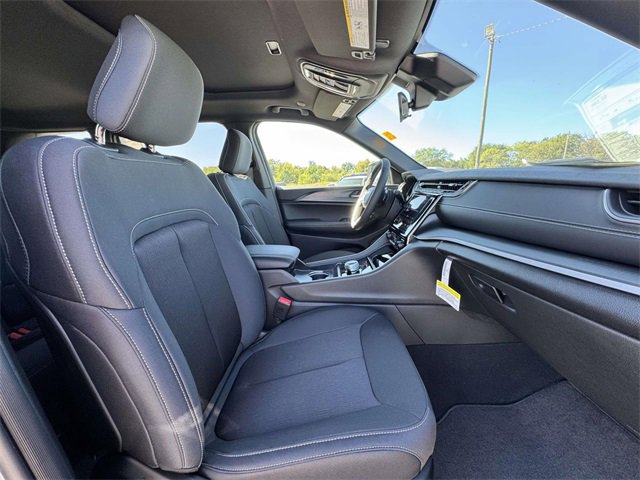 New 2025 Jeep Grand Cherokee Laredo w/ Luxury Tech Group I image 13