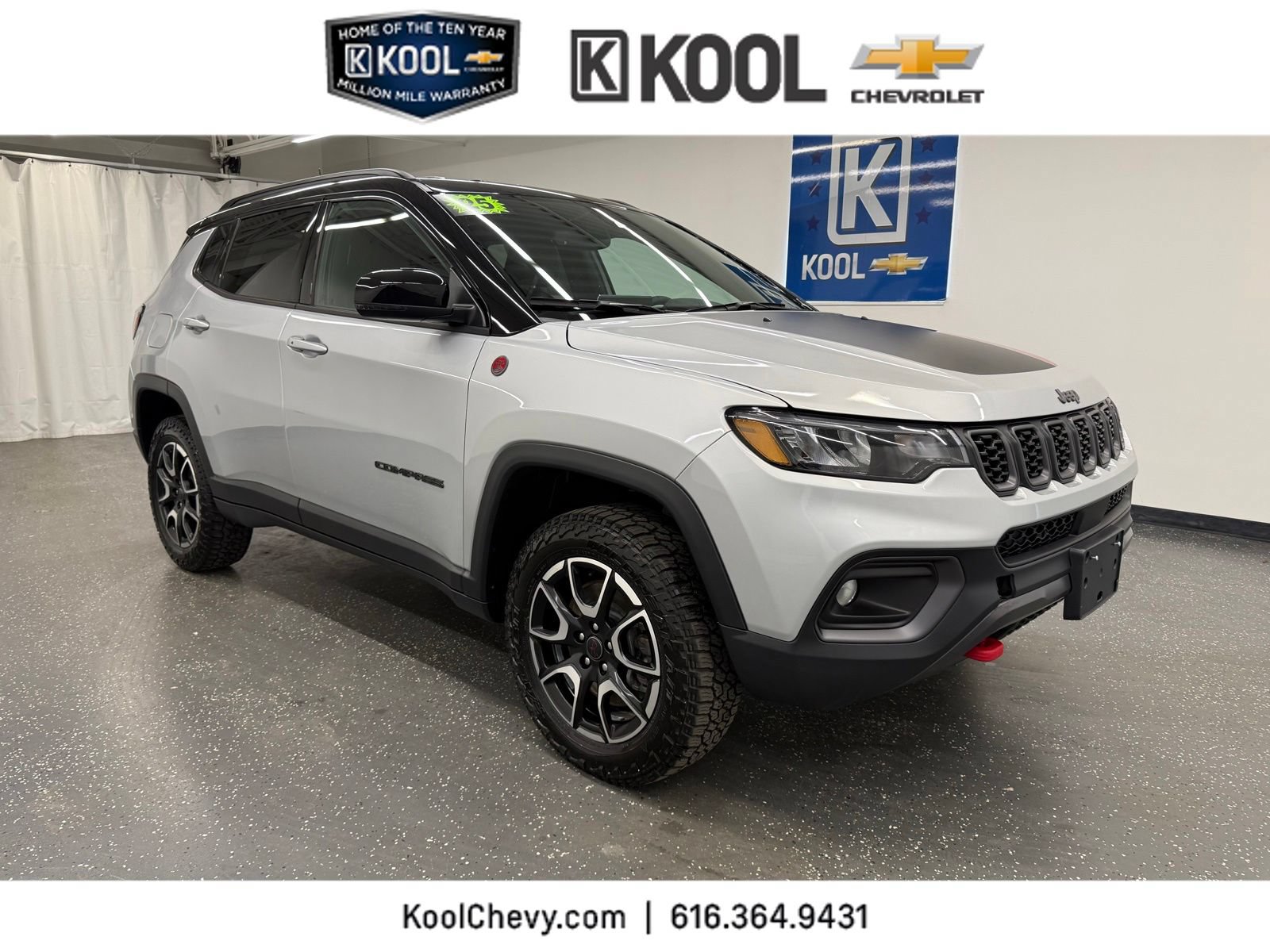 Used 2025 Jeep Compass Trailhawk AWD/4WD image 1